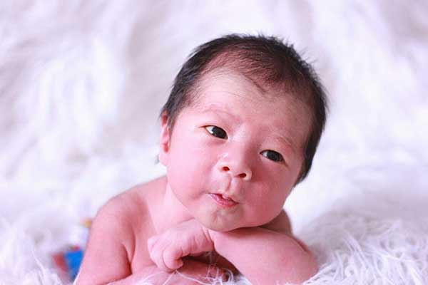 如何给刚出生的<a href='https://www.58jieyan.com/bbqm/' target='_blank'><u>宝宝起名</u></a>