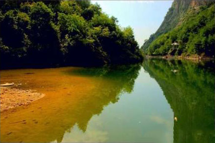 青山绿水,一池清水天地间，山水之情动人