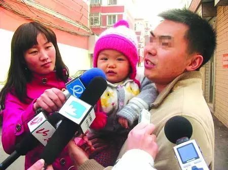 2010年，“北雁云依”父女俩受访。