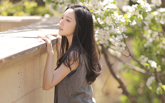 正所谓桃花出墙外，众人随手摘