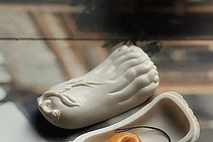 比肩旺的八字虽坐财库而未发,大运不助力挣钱难感情不稳