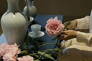 八字实例分析:三个庚金两个魁罡的女命,偏印夺食前途迷雾