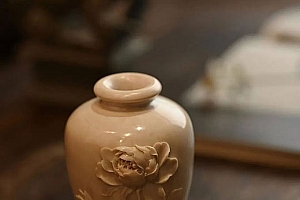 八字实例分析:专禄格禄神刑冲穿并现,女命体差情绪消极