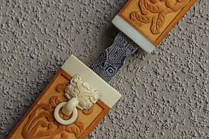 八字实例分析:比劫强旺财官弱的女命,何时能遇到贵人?