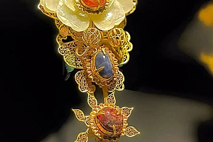 八字实例分析:魁罡女命偏印夺食阳刃劫财,负债累累感情痛苦