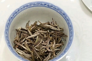 八字实例分析:女命从杀格不纯大运反背,亲情、婚姻与工作皆不稳定