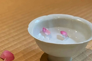 八字实例分析:伤官格日坐伤官食伤无制,为男人花钱却忍痛分开的女命