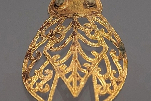 八字实例分析:地支双午双酉的女命,事业感情迷茫纠结