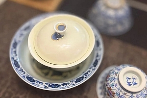 八字实例分析:比劫乘旺制化两立,本该幸福却很困扰的女命