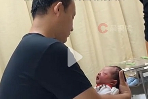 宝宝出生恰逢九三阅兵,家人为其取名袁安阅