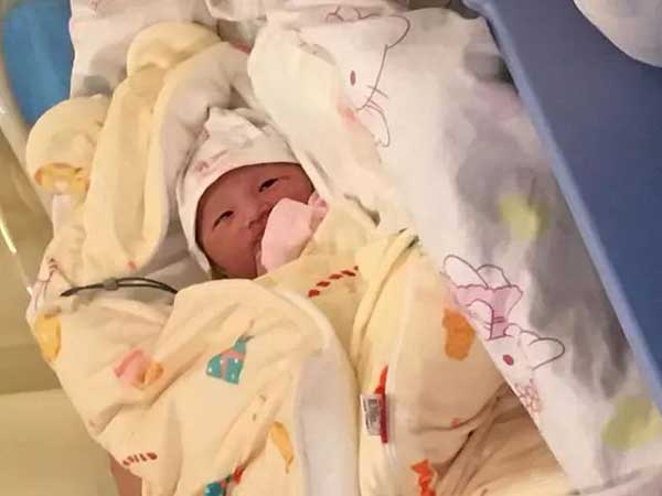 湖南省妇幼保健院迎来了第一位“20后”宝宝