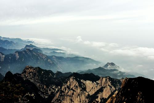 风驱雷电临河震，鹤引神仙出月游 