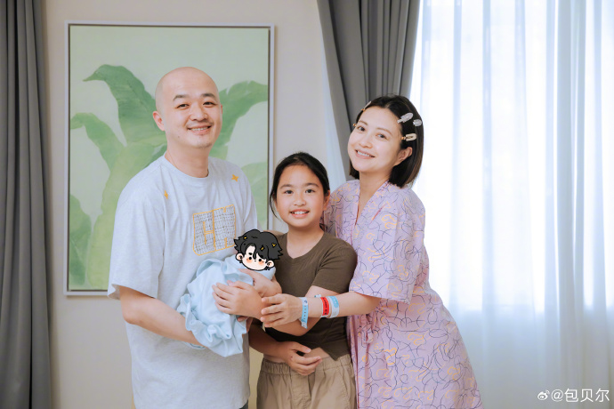 包贝尔在社交平台晒出一家四口温馨合照，正式官宣妻子包文婧二胎顺利生产的喜讯。