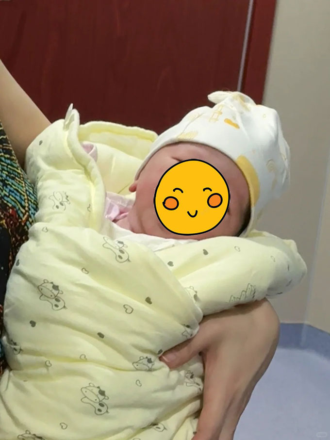 东莞何姓女宝宝起名何雯漉：五方霞彩结成雯，洪波里面金丸漉