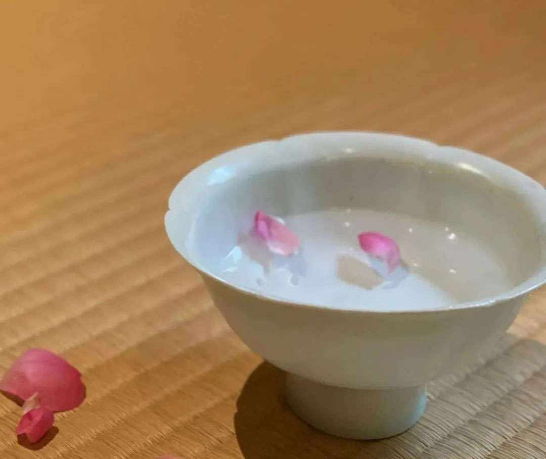 八字实例分析：伤官格日坐伤官食伤无制，为男人花钱却忍痛分开的女命