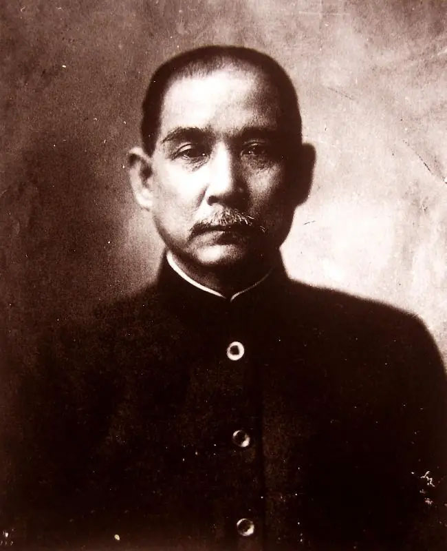 孙中山(1866年-1925年)
中国近代民主革命的伟大先行者,中华民国和中国国民党的缔造者。