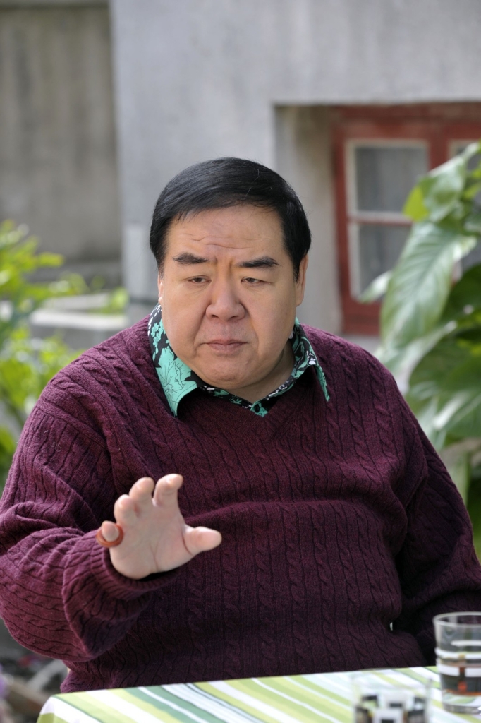 郑则士(郑则仕) (1951年—),香港著名影视演员。出生于广东汕头潮阳区,1976年加入香港无线电视,以饰演“肥猫”一角深入人心,是香港影坛标志性的喜剧演员之一。