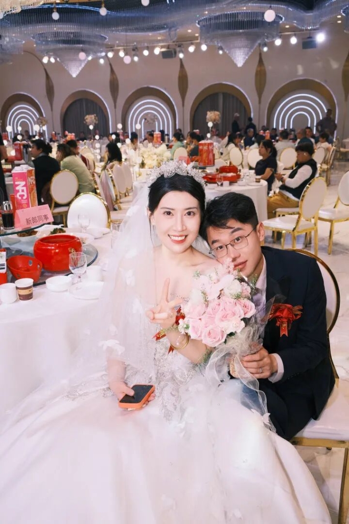 “房东”迎娶“王嘉欣”:这个谐音梗,连老天爷都在随份子